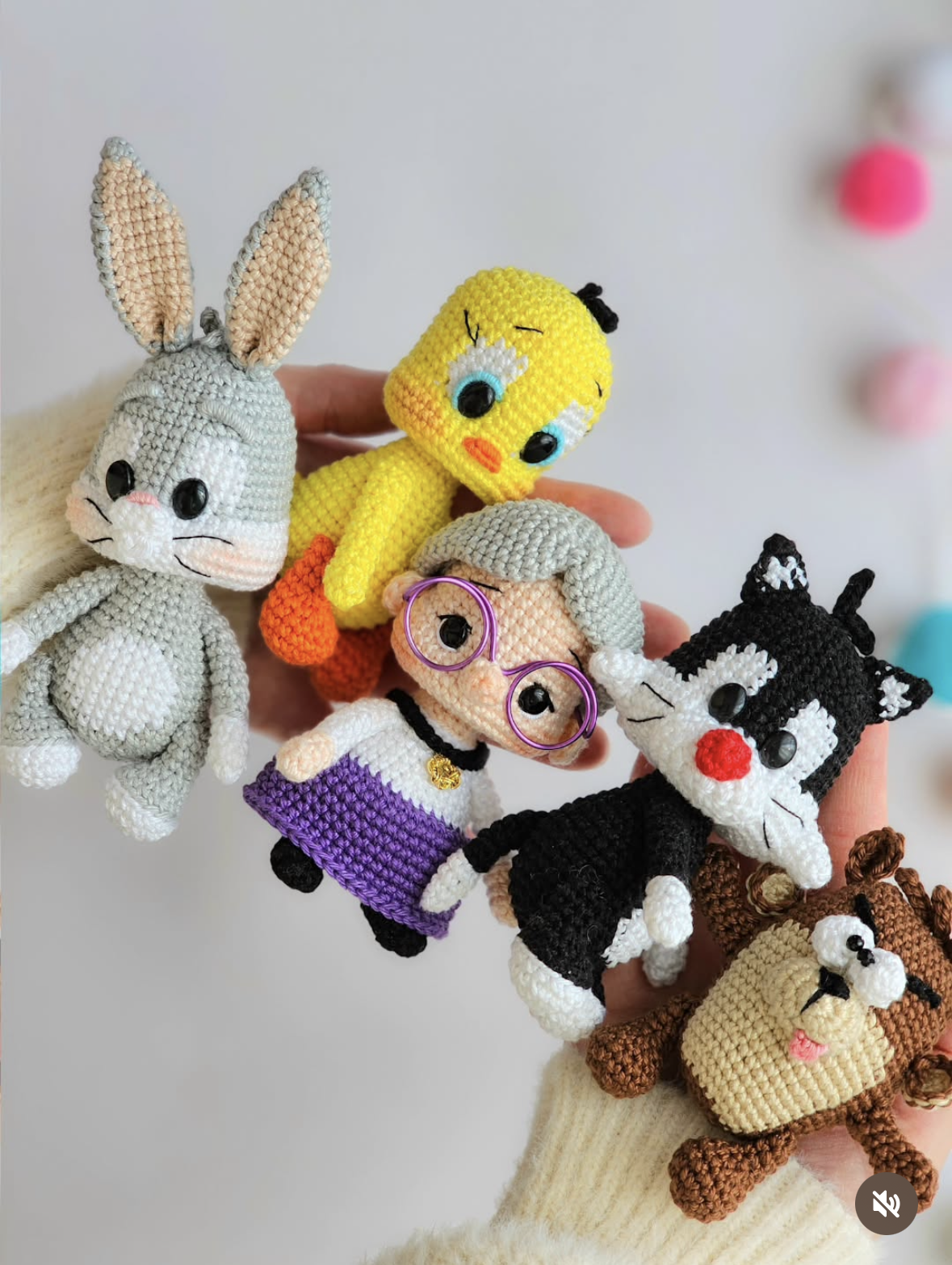 Coleção de amigurumis feitos à mão em tons pastel